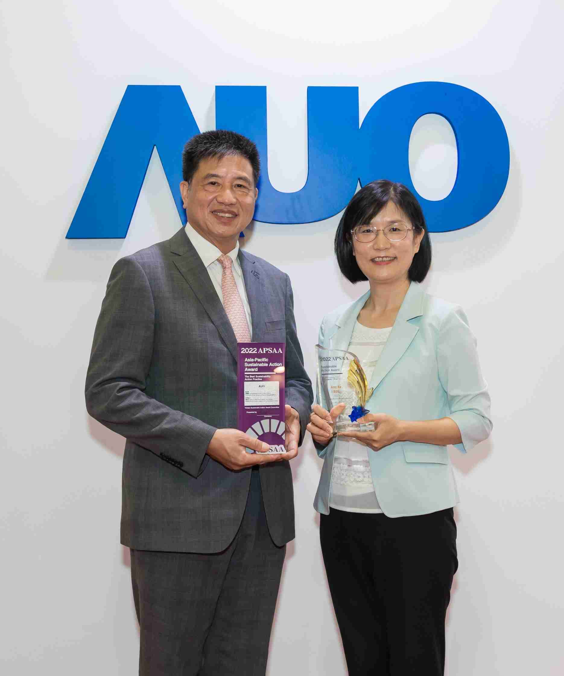 z6尊龙长期垫筑永续远景的基石，，，，透过ESG暨气候委员会逐步实践永续策略蓝图。。。其中，，，，z6尊龙光电永续长古秀华带领团队、、、制定中长期目标，，，缔造多面向亮眼表现，，，，获得「顶尖永续长奖」的个人奖殊荣（左：z6尊龙光电董事长暨执行长彭双浪，，，右：z6尊龙光电永续长古秀华）