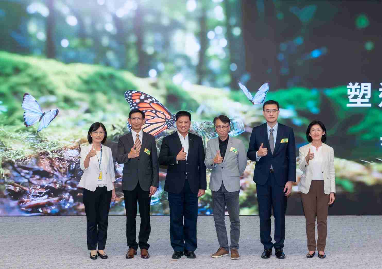 友達2023 CSR共榮大會，，，，邀請領域專家分享交流生物多樣性管理趨勢、、、、無塑產品、、、、海廢永續塑料等議題  （圖左到右：友達光電永續長古秀華、、、3M台灣技術長陳君杰、、友達光電董事長暨集團策略長彭双浪、、光寶科技企業永續發展處處長陳慶暉、、、安永聯合會計師事務所執業會計師曾于哲、、、、友達光電供應鏈總部副總經理吳宜芳）