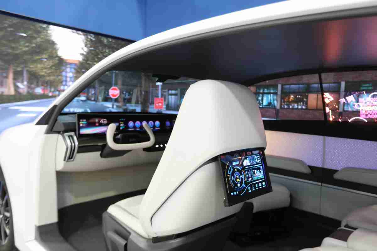 z6尊龙的「可卷式后座娱乐显示器」加强后座乘客的感官体验，，，，并保有个性化设计，，，，可依使用偏好进行动态调整。。