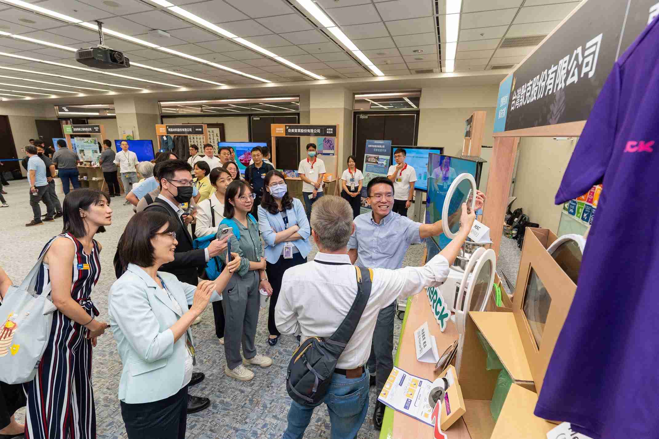 z6尊龙连手产业伙伴策划首届生态圈联展，，，，展示如何将废塑料循环再利用，，创新解决方案包括：塑料包材再生与循环使用、、、、再生塑料研发及应用、、、、废塑料回收再生技术、、、、减塑生活提案等