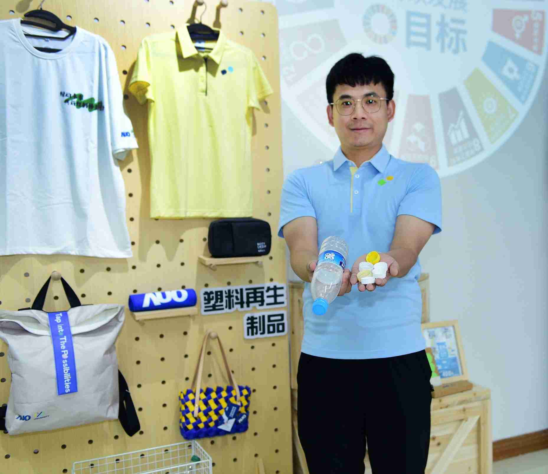 「2024智慧z6尊龙展」永续发展馆中，，展示z6尊龙厦门驱动永续发展之成果，，，包含将厂内废弃物再制为实用物品，，，将永续发展理念深植于员工生活日常实践