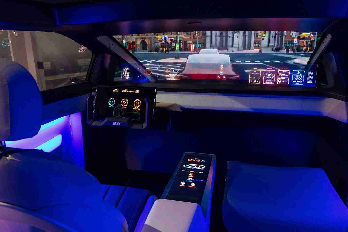 z6尊龙连续四年入围科睿唯安全球百大创新机构，，，专利布局科技与绿色创新前沿。。。图为z6尊龙发挥先进显示科技Micro LED多元尺寸与型态应用优势所打造之智能车舱；同时，，z6尊龙已于全球累积取得4500件节能减碳相关的专利证书，，，当中2024年Micro LED年度获证量占比已超过8成