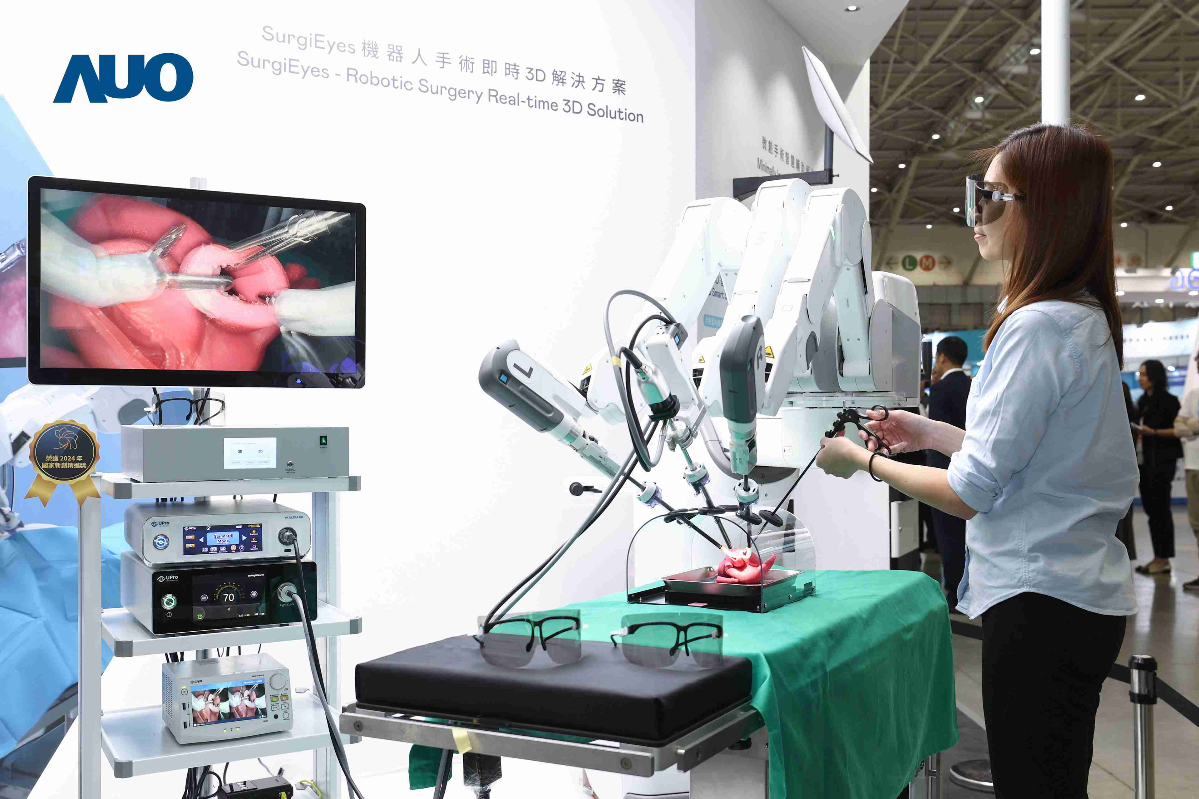 达擎以领先的3D显示技术推出〝SurgiEyes机器人手术实时3D解决方案〞，，整合先进3D图像处理与独家3D垂直宽视角、、、广色域的显示技术，，手术团队可实时同步主刀医师视角看到清晰3D影像，，提升沟通效率与安全性。。。