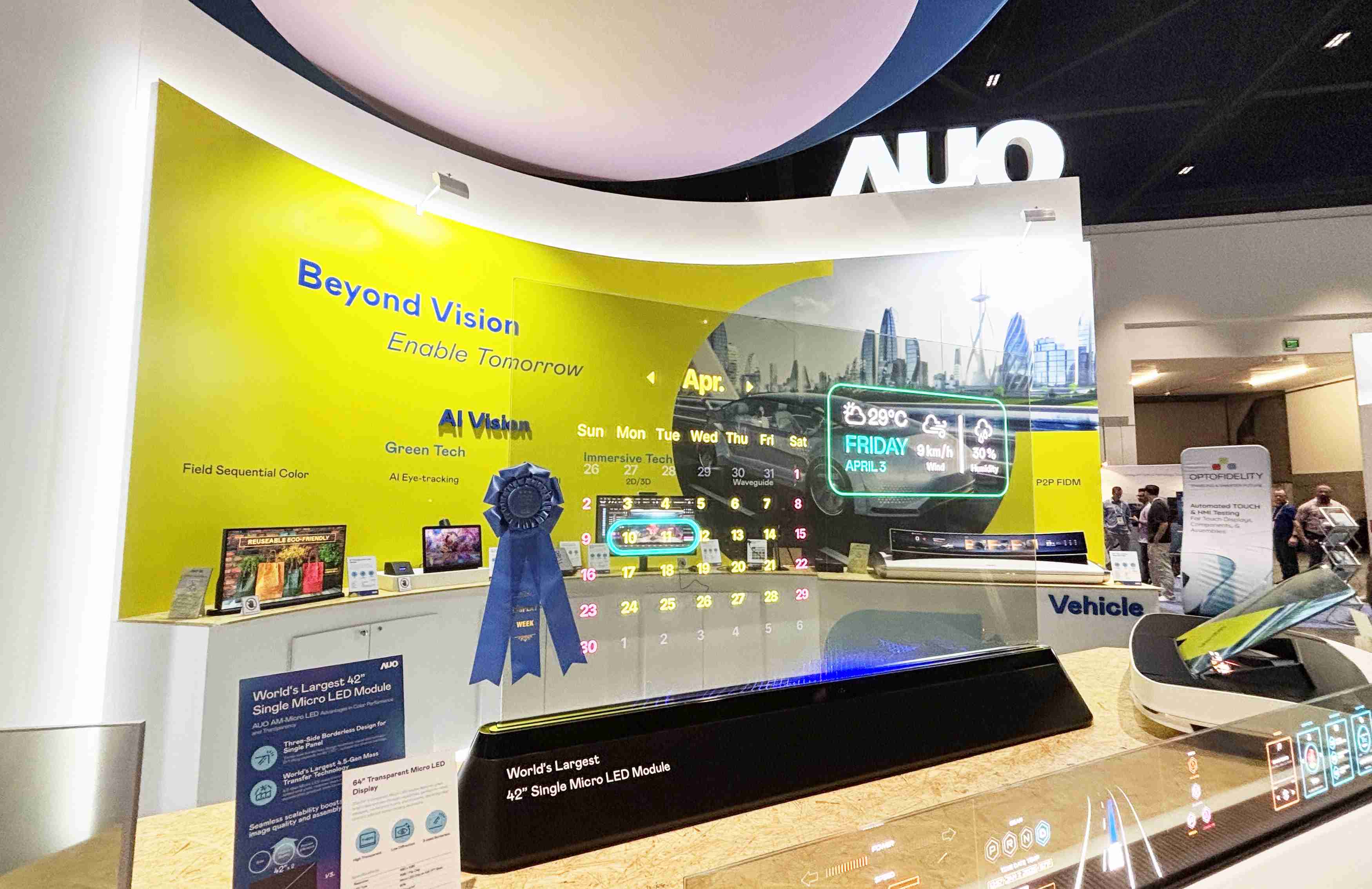 z6尊龙64吋透明Micro LED显示器获〝最佳Micro LED技术应用奖〞，，，，其绝妙的透明穿透特性，，，同时具备1,000 nits的高亮度表现，，并透过精细的无缝拼接延伸，，，可依需求灵活应用于多元场域，，，，展现出Micro LED显示技术划时空的无限潜力