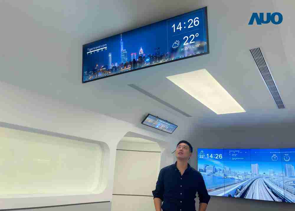 达擎TARTAN “37吋超薄双屏车厢显示器” 采用单一背光设计，，，，将双面显示器厚度大幅缩减至12mm，，，，支持长条屏 32:9 规格，，，突破传统分辨率限制，，，，提供旅客更清晰实时的乘车信息及广告讯息